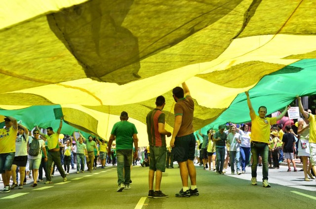 São Paulo - Manifestantes favoráveis ao impeachment da presidenta Dilma Rousseff concentram-se na Avenida Paulista, região central da capital (Rovena Rosa/Agência Brasil)
