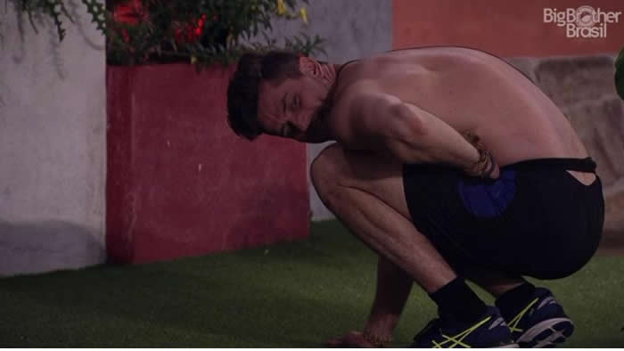 Emilly agride Marcos e internet pede expulsão