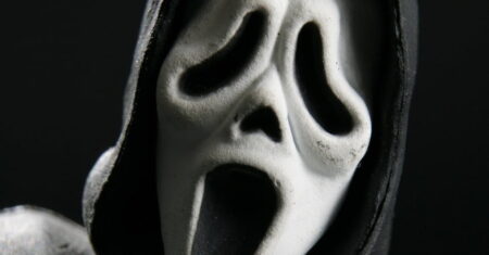 Quarteto usando “máscara da morte” rouba casa em Piracicaba