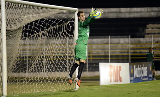 XV oficializa a compra do goleiro Mateus Pasinato