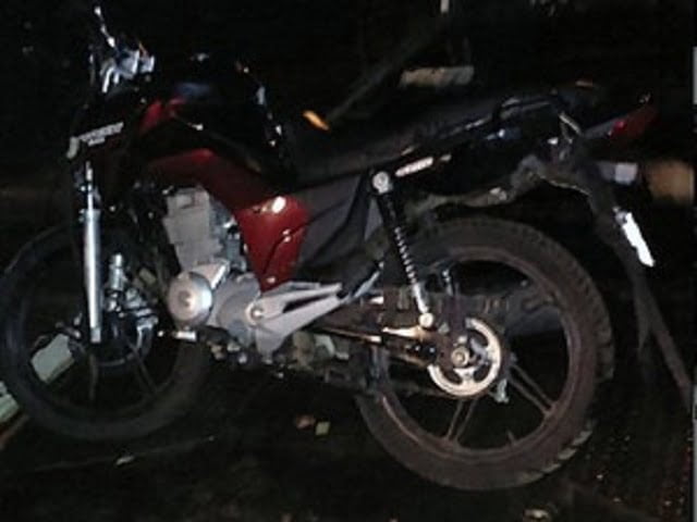 Menor causa acidente com moto furtada