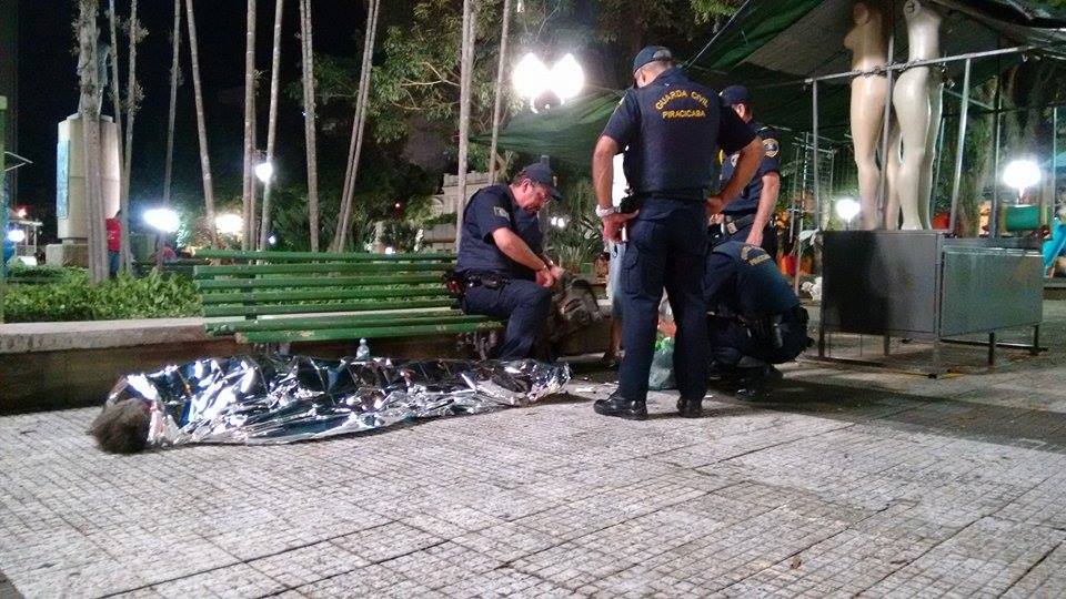 Crianças encontram morador de rua morto na praça central de Piracicaba
