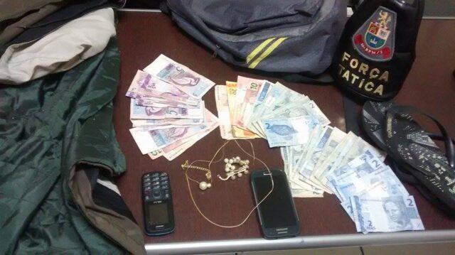 Policiais conseguiram recuperar parte dos produtos e dinheiro roubado - Foto: Valter Martins / Piracicaba em Alerta