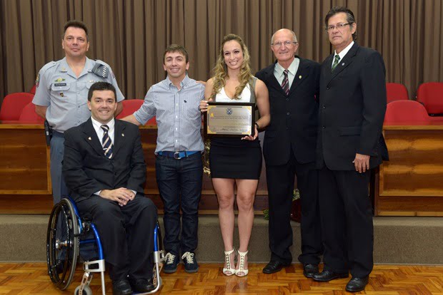 Brozulatto posa para fotos - Foto: Davi Negri / Câmara Vereadores de Piracicaba