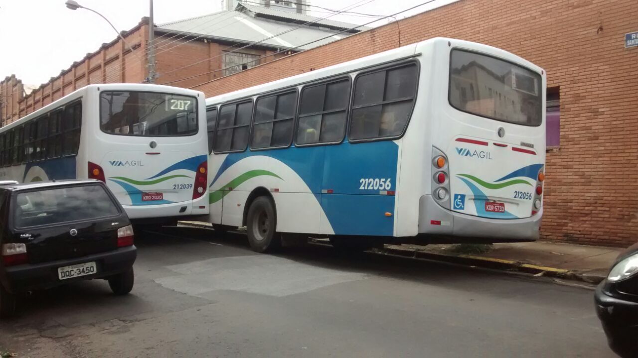 Ônibus ‘entalam’ em rua de Piracicaba e causam transtorno no trânsito