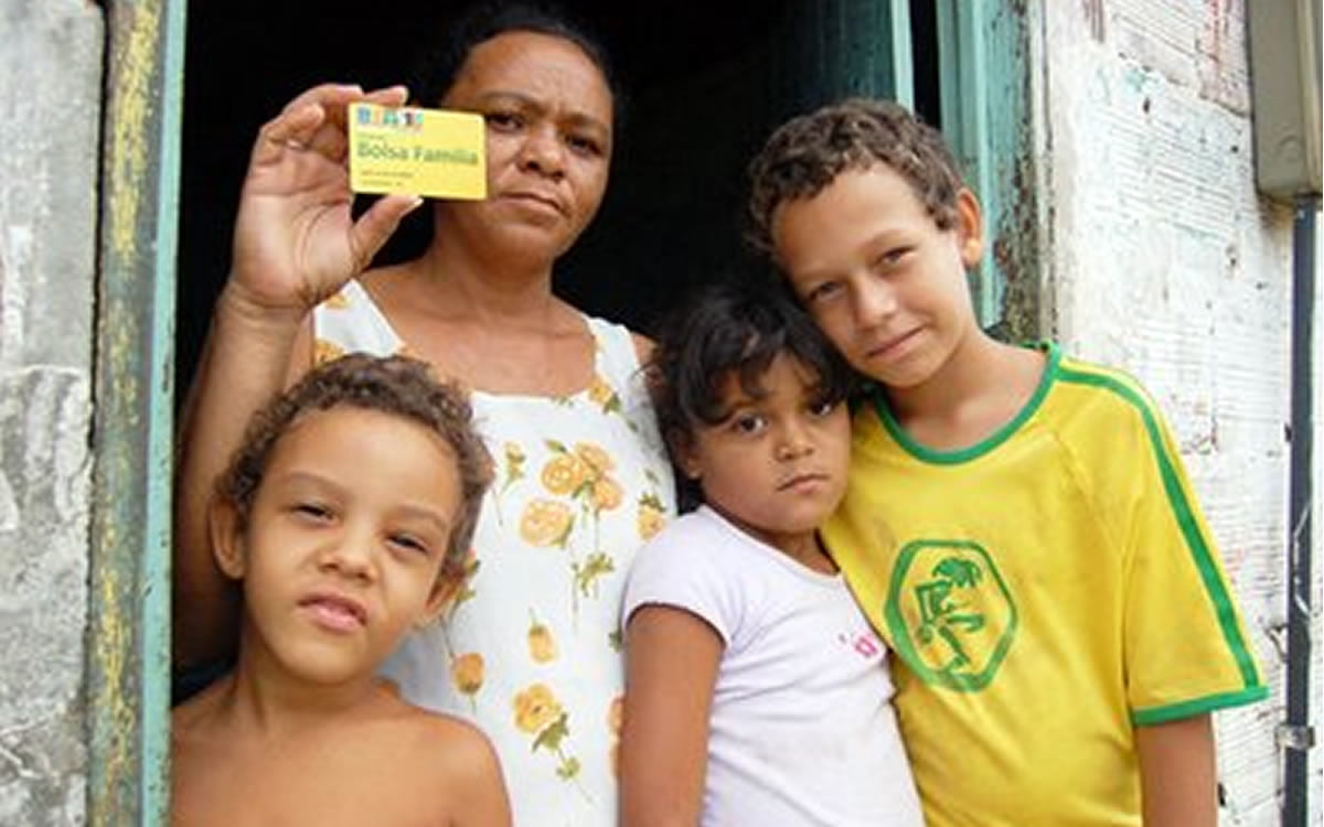 Número de filhos de beneficiários do Bolsa Família cai mais que a média nacional