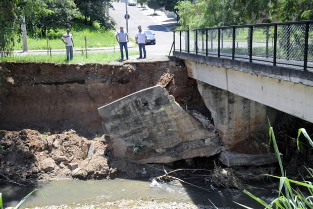 Chuvas fortes romperam estrutura de passarela no Jaraguá, em Piracicaba