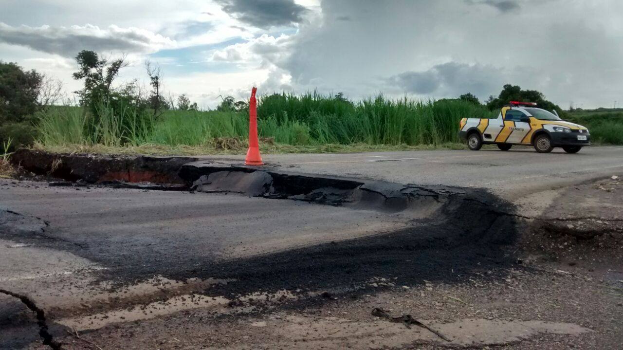 Após temporal em Piracicaba, ponte cede e impede trânsito em pista