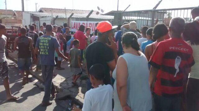 Populares se aglomeraram em frente ao local para acompanhar a remoção do corpo - Foto: Valter Martins / Piracicaba em Alerta