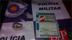 CNH falsa e drogas para uso pessoal também foram apreendidas pela PM - Foto: Valter Martins (Piracicaba em Alerta)