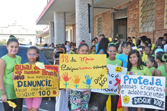 Passeata contra abuso e exploração sexual reúne 300 pessoas em Piracicaba