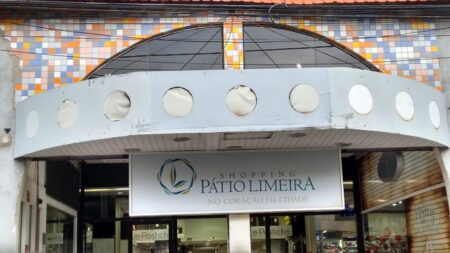 Bandidos invadem shopping, roubam celulares e fogem