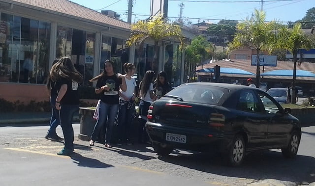 Estudantes fazem pedágio para arrecadar dinheiro para a formatura em Águas de S. Pedro
