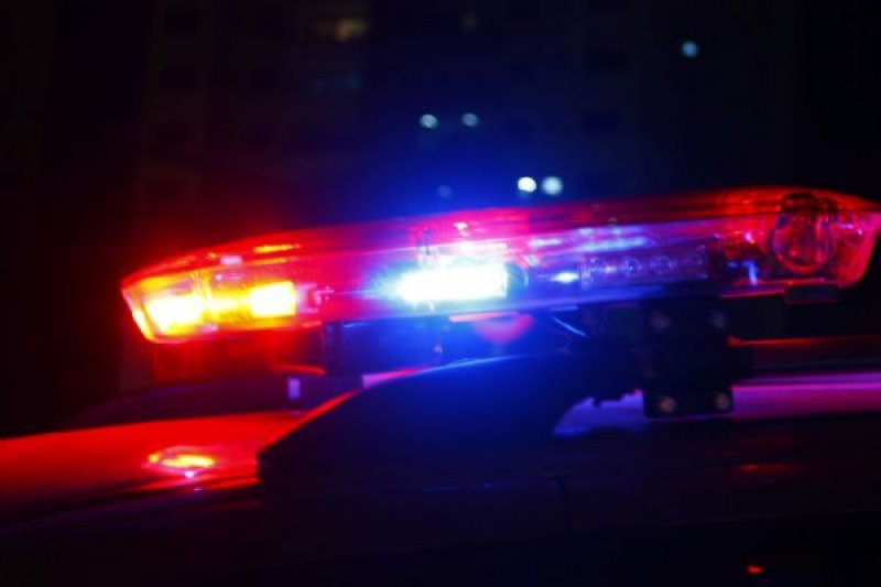 Dois assaltantes são presos após agredir mulheres e capotar carro na fuga