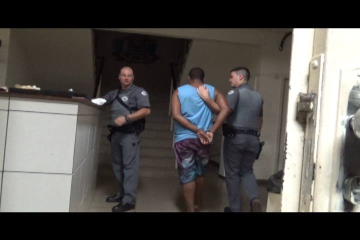 Jardineiro é preso após arma que poderia ser usada para matar esposa ser achada