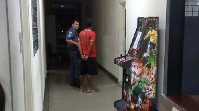 Homem pega o irmão pedófilo com o pênis para fora ao lado da sua filha