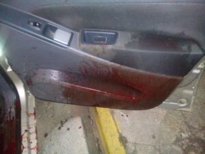 Marcas de sangue na porta do passageiro onde estava a professora. Foto: Divulgação / Policia Civil