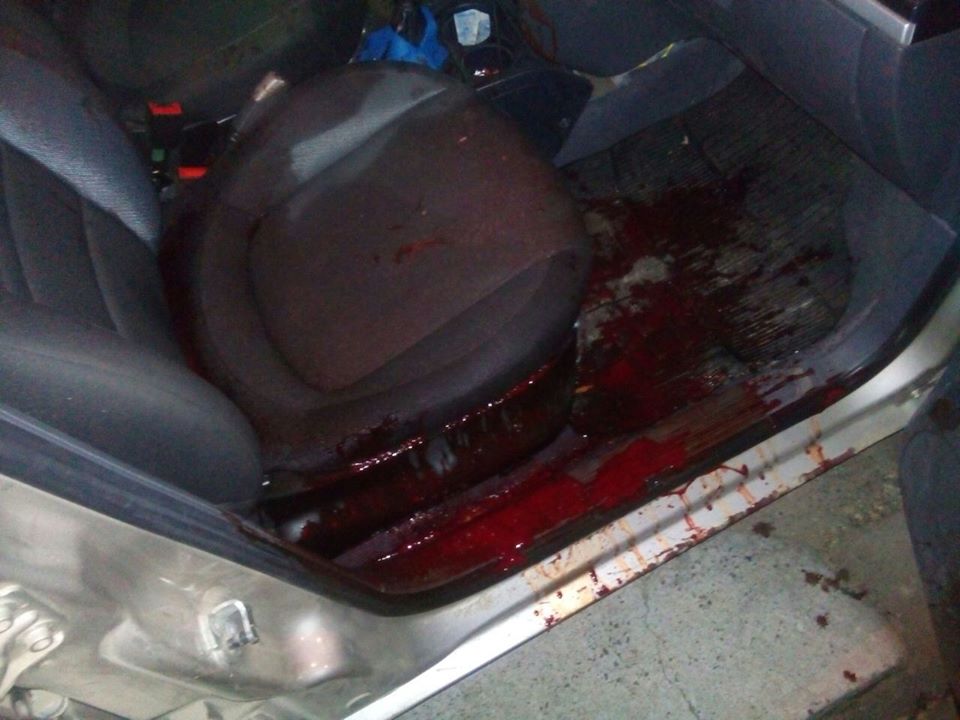 Sangue da professora ficou espalhado pelo carro. - Foto: DivulgaÃ§Ã£o / Policia Civil