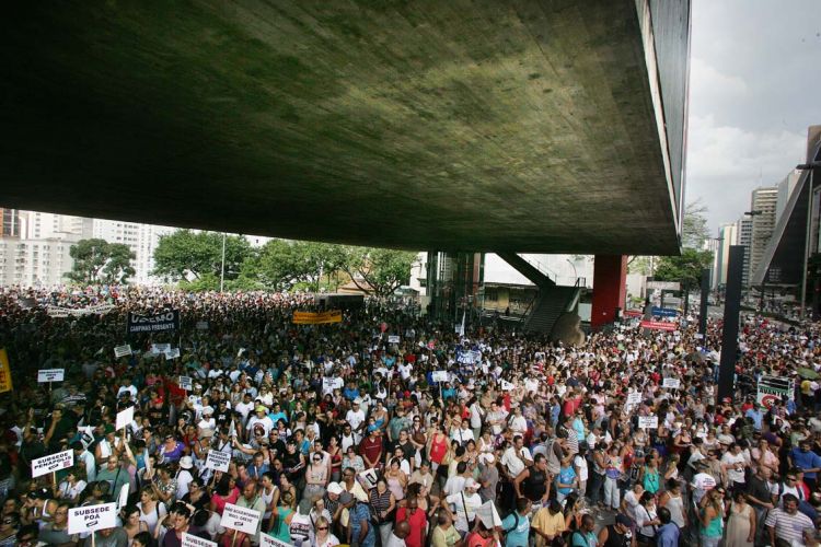 Protesto contra a PEC-37 interrompe transito na Paulista nesse Sábado (22)
