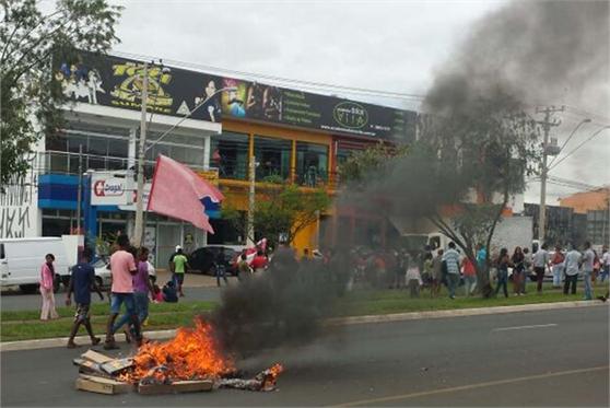 Grupo queima pneus após tentar bloquear rodovia em Sumaré