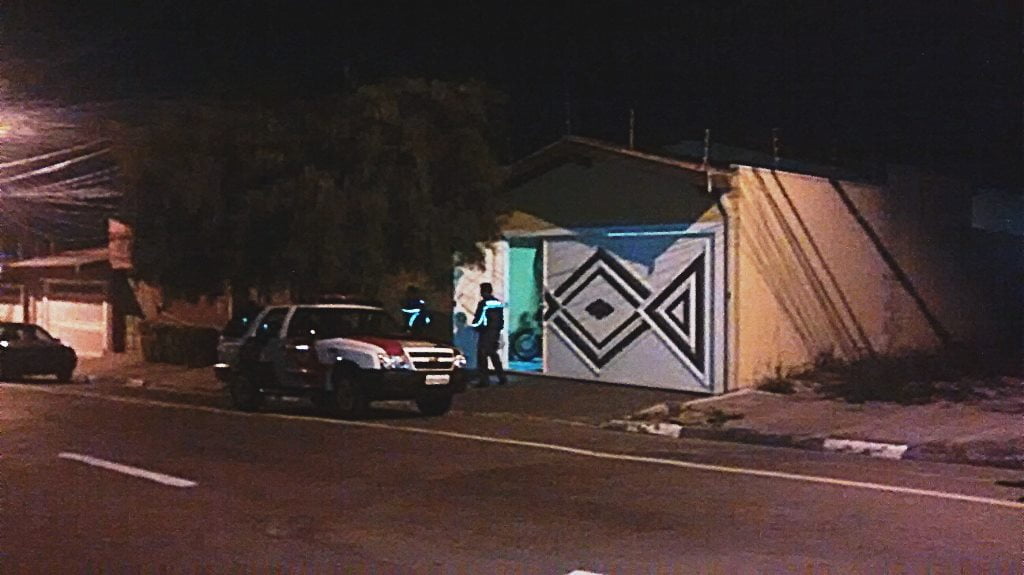 Bandidos atiram em vítima durante assalto a residência