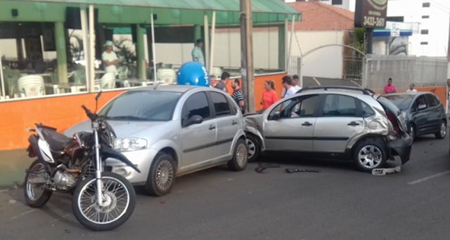 Quatro carros e uma motocicleta se envolvem em acidente em Piracicaba