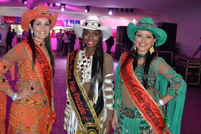 Princesa Beatriz Gianoni; Rainha Daniele Sampaio, e 2Â° Princesa Melissa Maziero do ano passado - Foto: DivulgaÃ§Ã£o