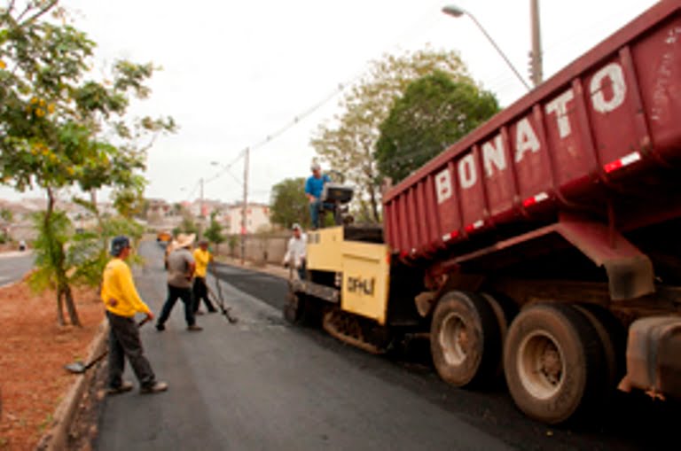 Prefeitura continua com recape na avenida dos Marins