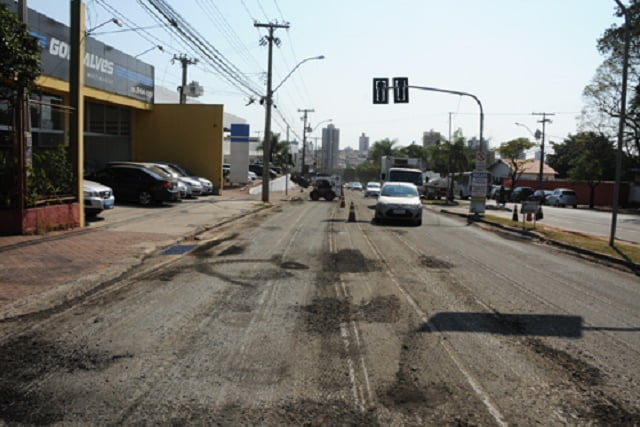 Recapeamento na avenida Cássio Paschoal Padovani, em Piracicaba, interdita faixa