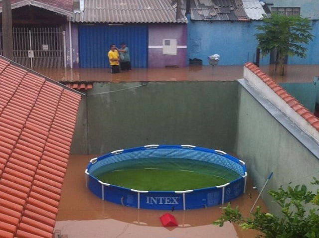 Rio Corumbataí transborda, invade casas e deixa bairro isolado em Piracicaba