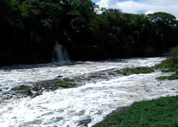 Turistas voltam à rua do porto para ver rio que é a paixão local - Foto: Júnior Cardoso