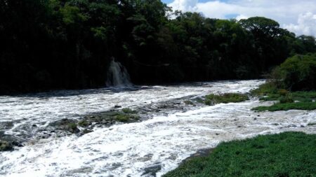 Turistas voltam Ã  rua do porto para ver rio que Ã© a paixÃ£o local - Foto: JÃºnior Cardoso