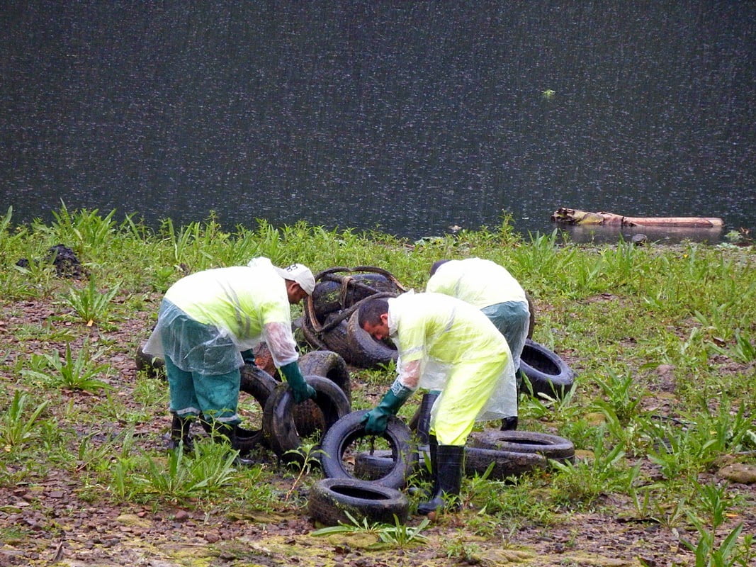 77 pneus são retirados do Rio Piracicaba