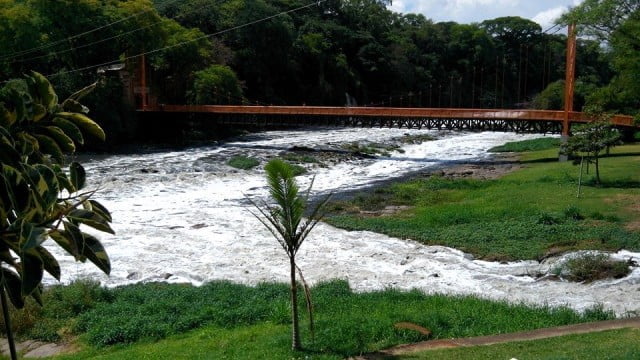 Com chuva na regiÃ£o pedras do Rio Piracicaba praticamente desaparecem, mas cheiro forte ainda Ã© problema - Foto: JÃºnior Cardoso