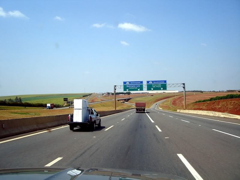 Caminhoneiro abandona mulher e filha em acostamento e foge