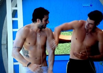 Roni passa protetor solar em amigo