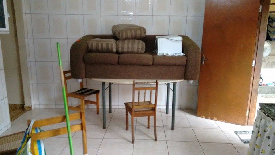 Moradores da Rua do Porto, em Piracicaba, erguem tudo a espera da água