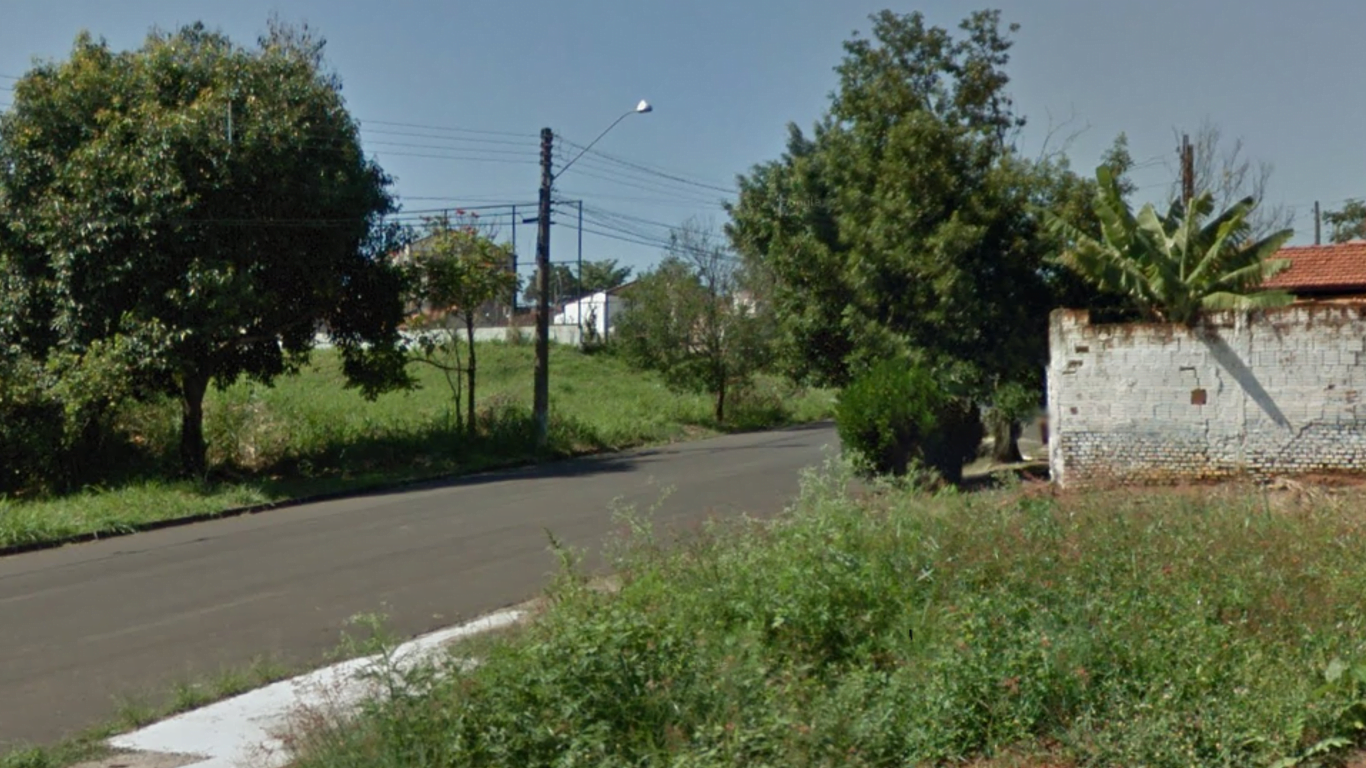 Rapaz escondia as drogas em Ã¡rea verde no bairro Santa Rosa - Foto: Google Maps