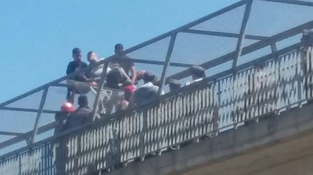 Homem tenta pular de passarela de rodovia em Piracicaba