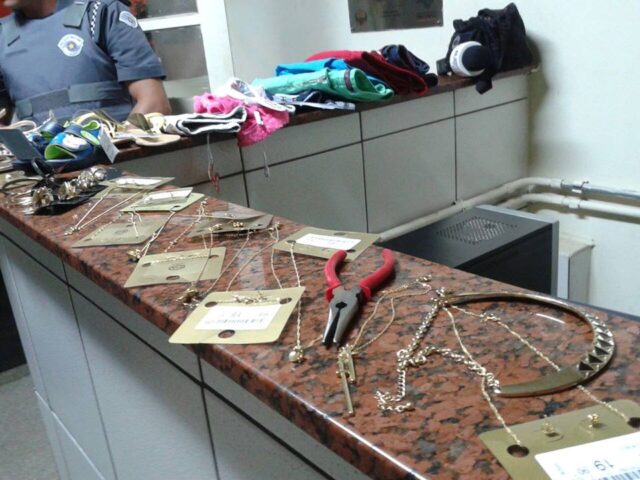 Delegacia ficou cheia de produtos roubados encontrados com as mulheres - Foto: Valter Martins / Piracicaba em Alerta