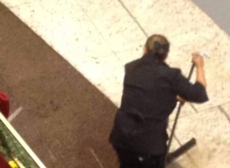 FuncionÃ¡rios tentaram rodar Ã¡gua enquanto seguranÃ§as interditaram Ã¡rea alagada - Foto enviada por internauta