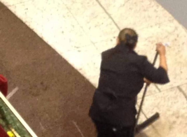 Chuva forte alaga parte de shopping nessa noite (29); confira vídeos Funcionários tentaram rodar água enquanto seguranças interditaram área alagada - Foto enviada por internauta