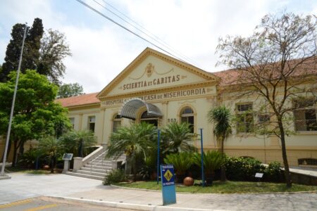 Hospital de Piracicaba pede ajuda para localizar família de ciclista em estado grave e sem documentos santa casa