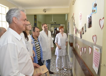 Exposição de fotos das funcionárias com seus filhos pode ser vista no corredor principal do Hospital - Foto: Divulgação
