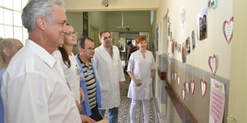 Exposição de fotos das funcionárias com seus filhos pode ser vista no corredor principal do Hospital - Foto: Divulgação