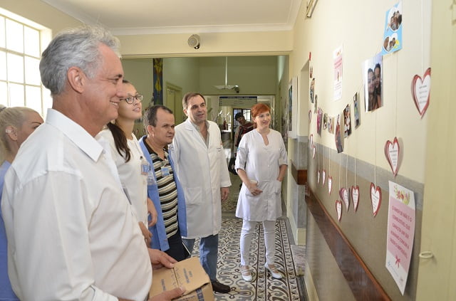 Exposição de fotos das funcionárias com seus filhos pode ser vista no corredor principal do Hospital - Foto: Divulgação