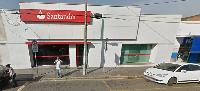 Em pânico, funcionários do Santander chamam a polícia para trabalhadores Foto: Google Maps