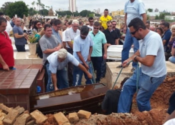 Sob aplausos, mãe e filho são últimos sepultados de chacina em Campinas