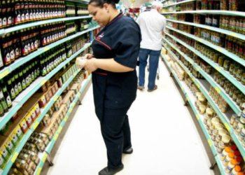 Consumidora escolhe produto em supermercado - Foto: Marcelo Camargo / AgÃªncia Brasil