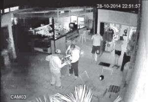 Dupla invadiu a galeria pelo teto - Foto: Divulgação / Policia Civil